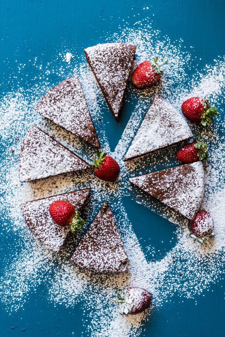 Chocolate cake with icing sugar and strawberries