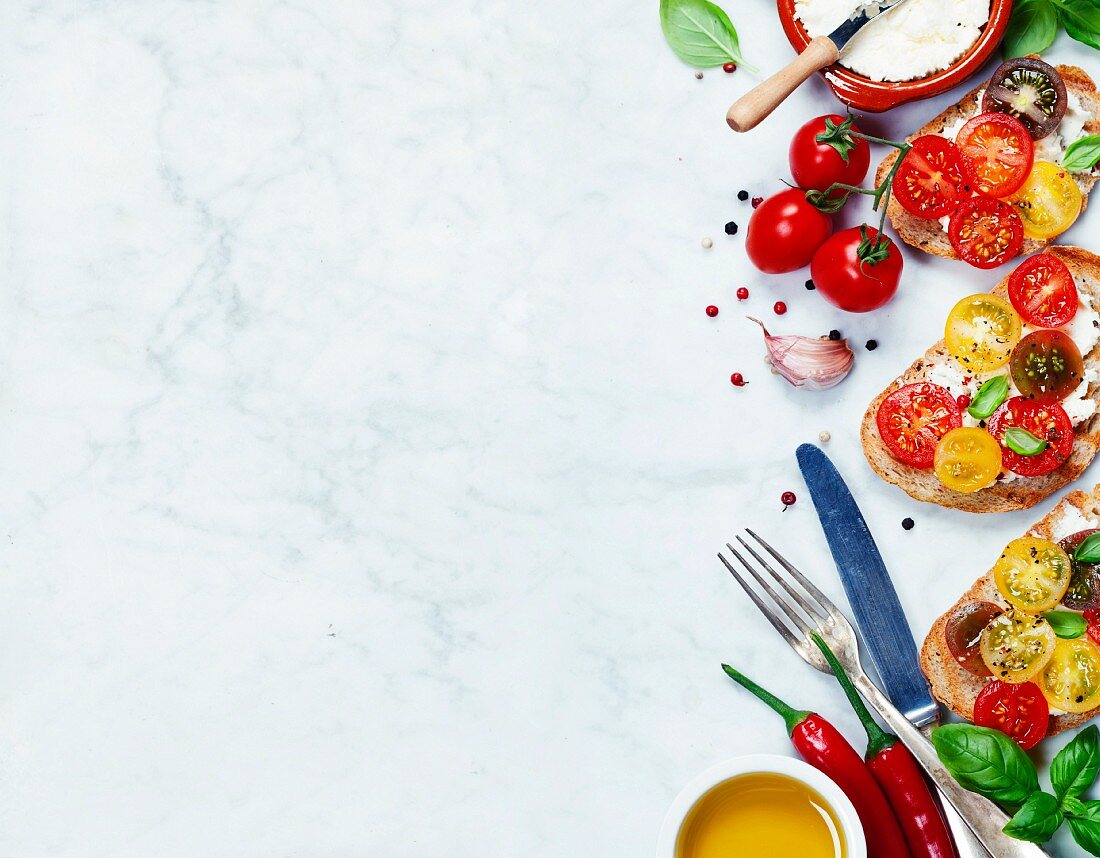 Tomaten-Basilikum-Sandwiches mit Zutaten