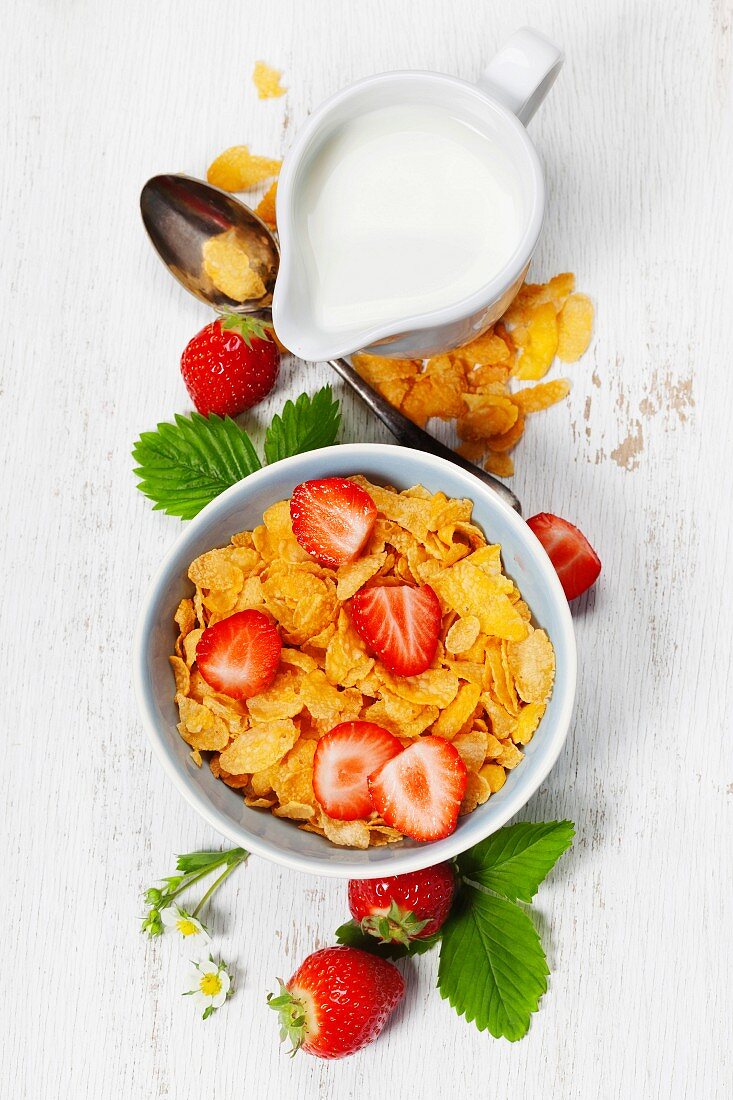 Gesundes Frühstück mit Cornflakes, Milch und Erdbeeren