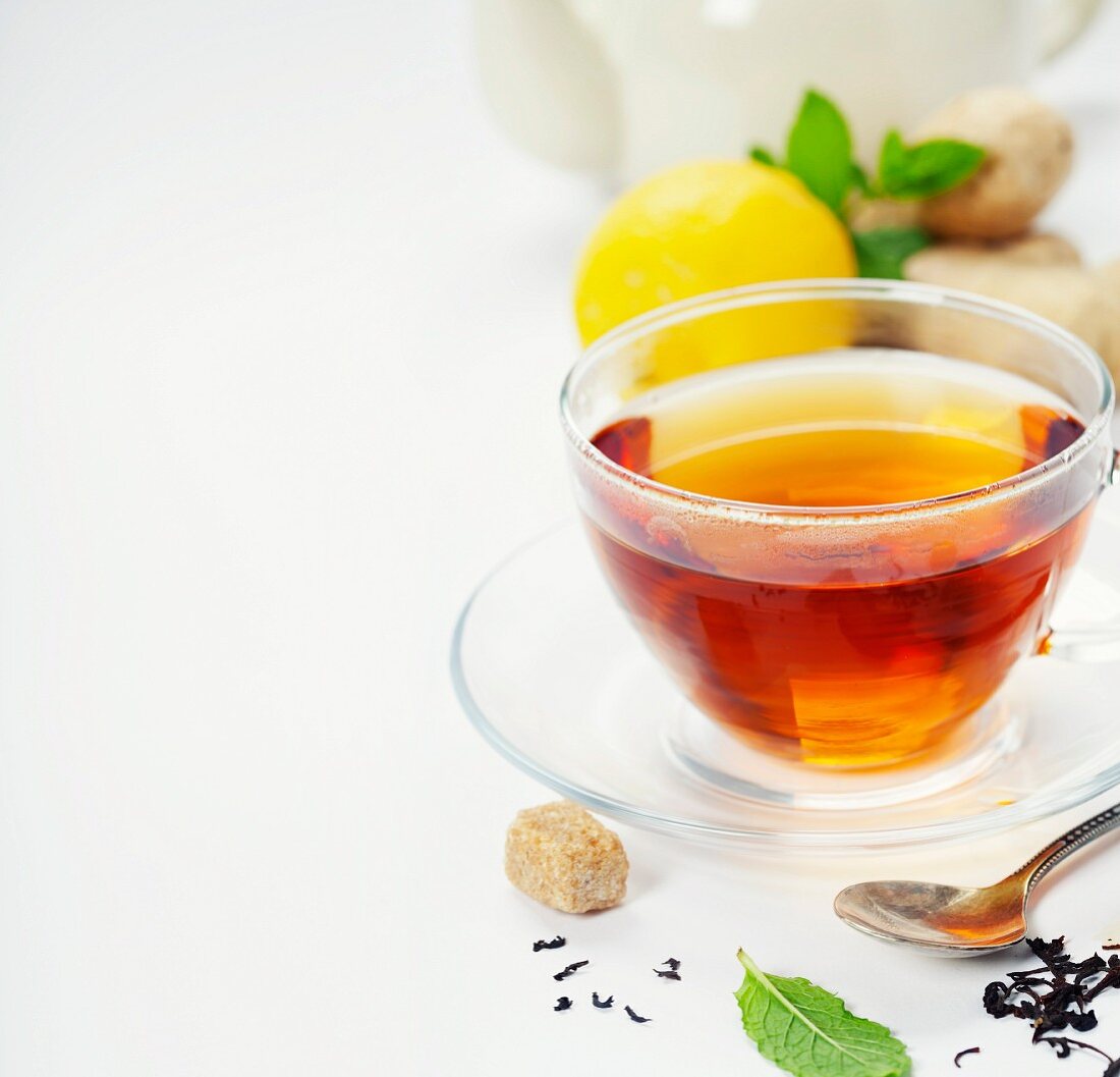 Tee mit Minze, Ingwer und Zitrone in Glastasse