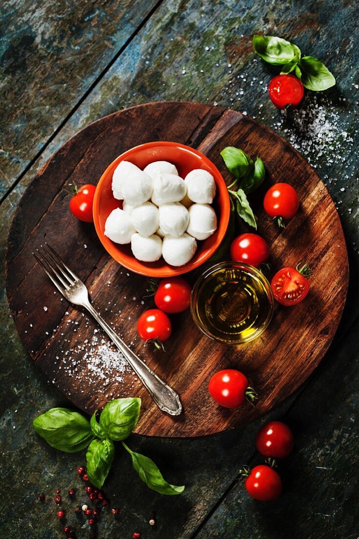 Kirschtomaten, Basilikum, Mozzarella und Olivenöl für Caprese-Salat