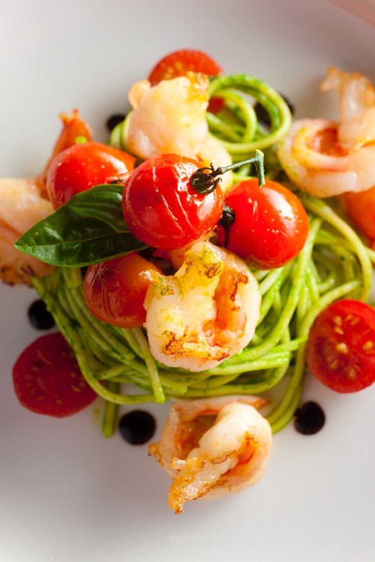 Pasta with prawns and pan-fried cherry tomatoes