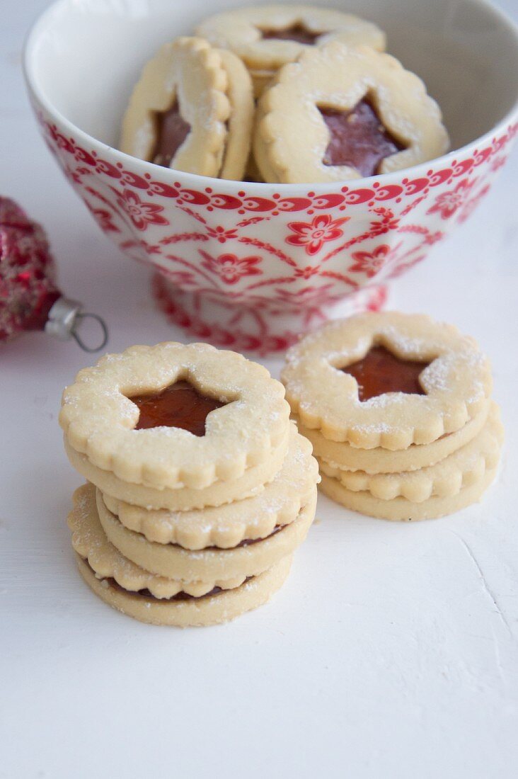 Star biscuits filled with jam