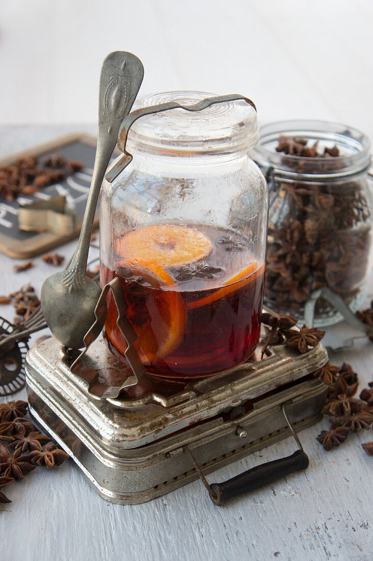 Orangenpunsch mit Sternanis im Weckglas