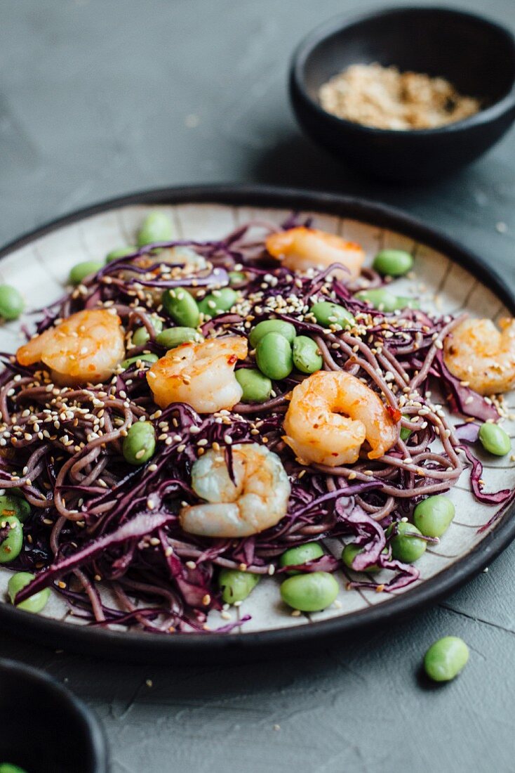 Nudeln mit Rotkohl, Garnelen, Edamame und Sesam (Asien)