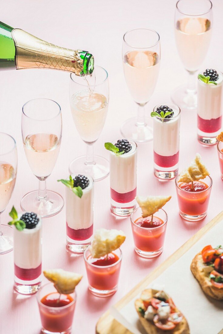 Partybuffet: Bruschetta, Gazpacho Shots, Beerendessert und Champagner in Gläsern