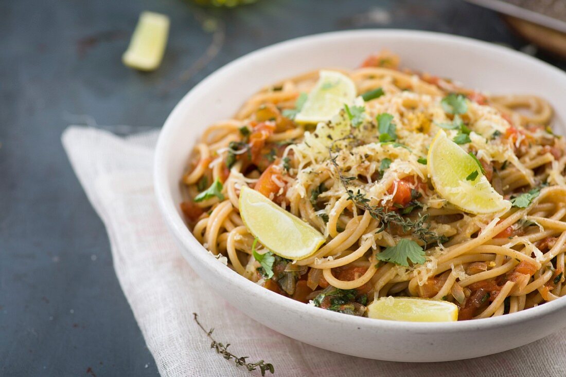 Spaghetti mit Tomatensauce und Kräutern