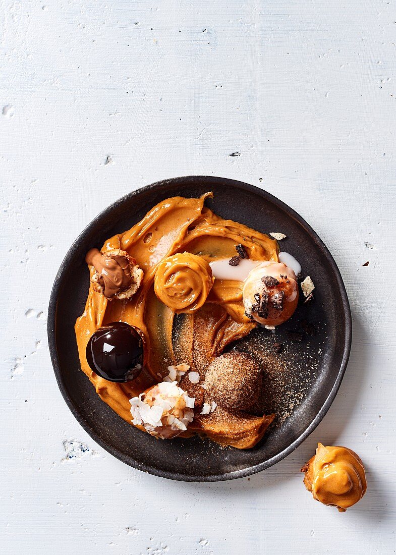 Minikrapfen mit Schokoladenfüllung und verschiedenen Toppings