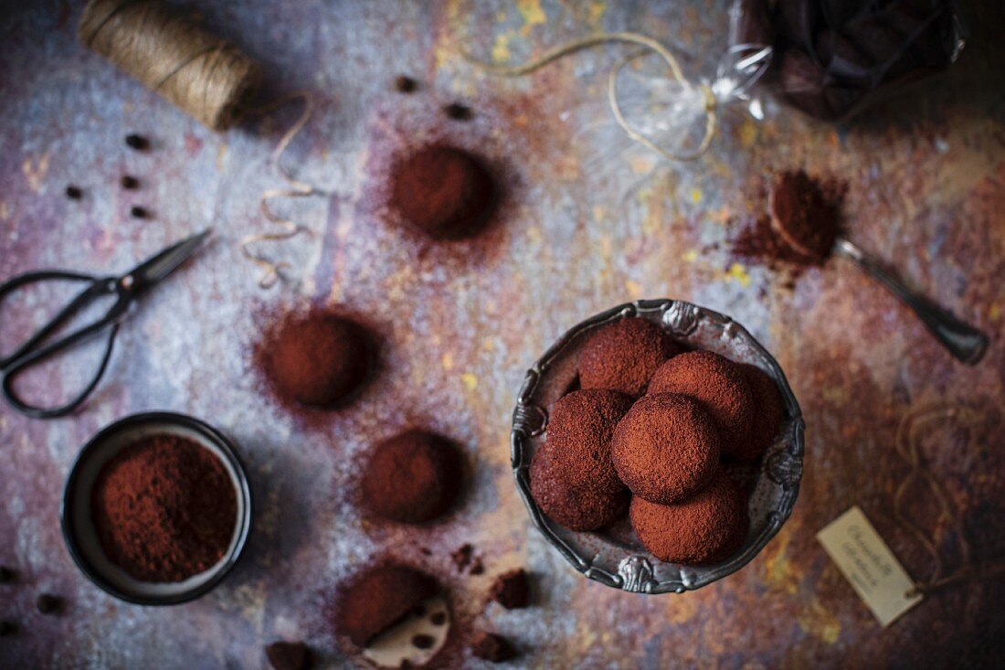 Little buttery, crumbly, eggless cookies, dusted with cocoa powder