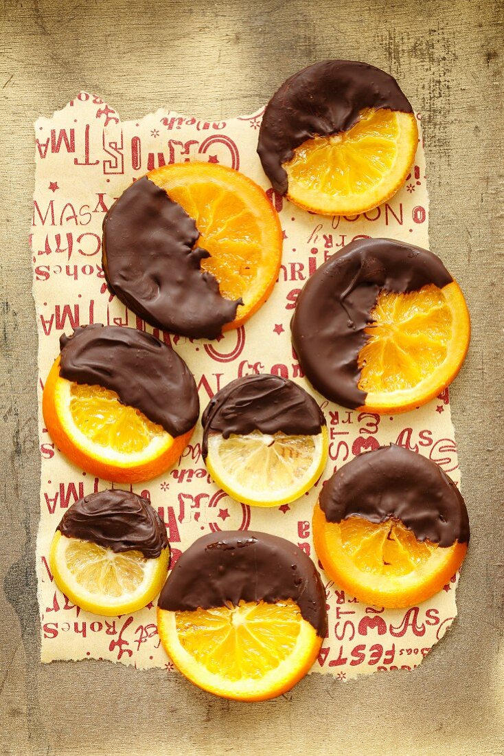 Kandierte Orangen- und Zitronenscheiben mit dunkler Schokoladenglasur
