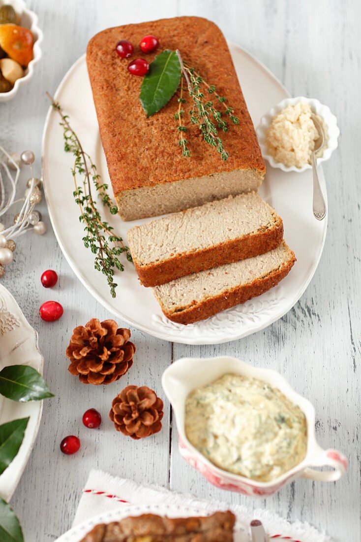 Weihnachtliche Fleischpastete und Kräuter-Kapern-Mayonaise