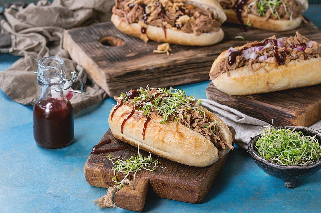 Sandwiches mit Pulled Pork, Zwiebeln, Sprossen und Grillsauce