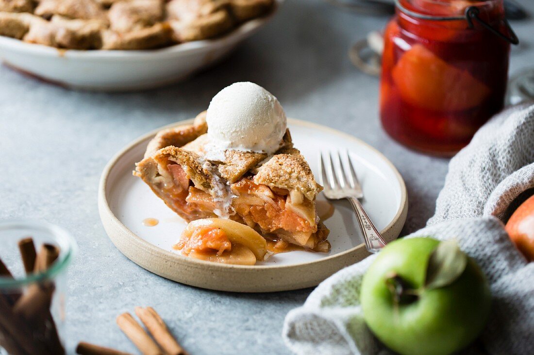 Glutenfreier Gitterkuchen mit Äpfeln und Quitten