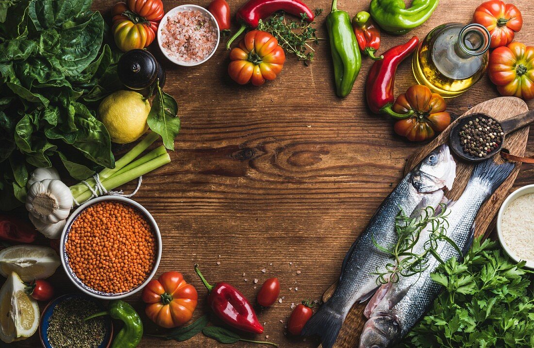 Gesunde Zutaten: Stillleben mit Fisch, Gemüse, Getreide, Kräutern und Gewürzen