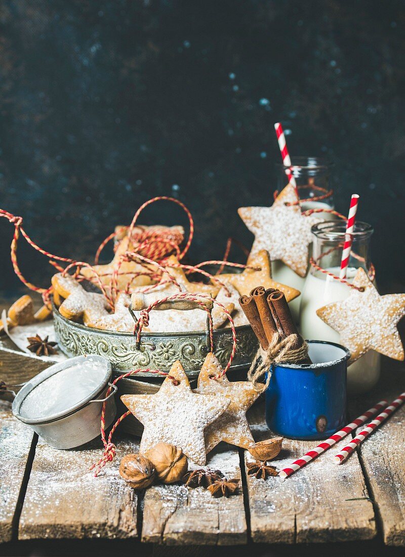 Weihnachtliches Stillleben mit Lebkuchen in Sternenform zum Aufhängen