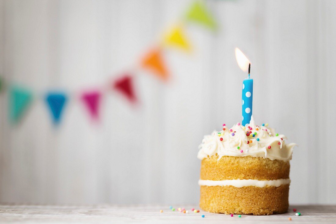 Mini-Geburtstagstorte mit brennender Kerze
