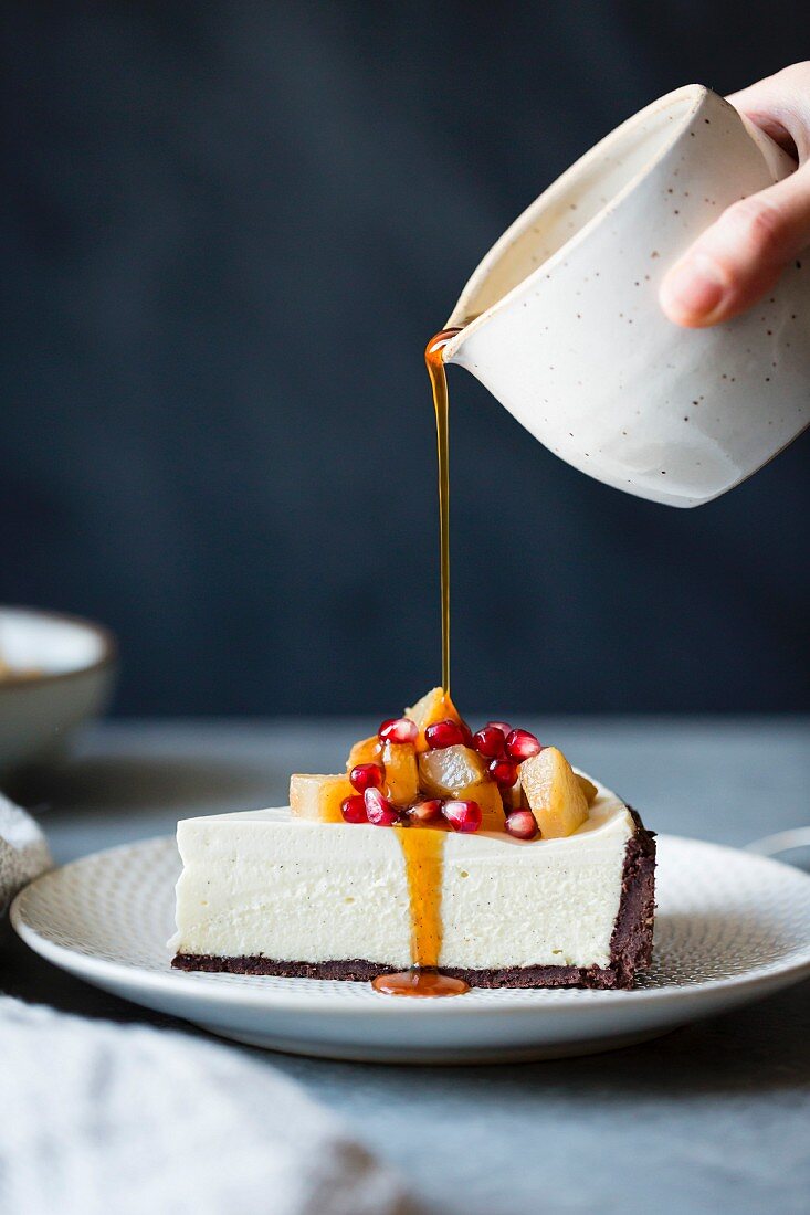 Glutenfreier Käsekuchen mit Ziegenkäse, pochierten Birnen und Granatapfelkernen