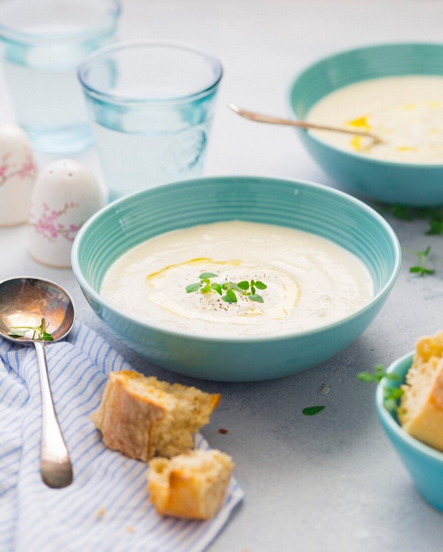 Cremige Blumenkohlsuppe serviert mit geröstetem Bruschetta