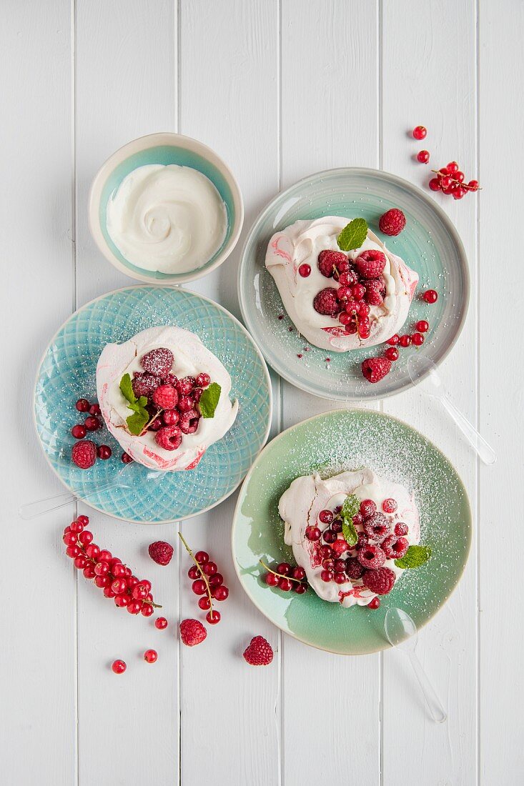 Meringue with whipped cream, berries and mint