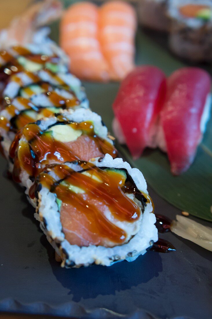 Maki Sushi mit Lachs, Avocado, Ei und Sesam