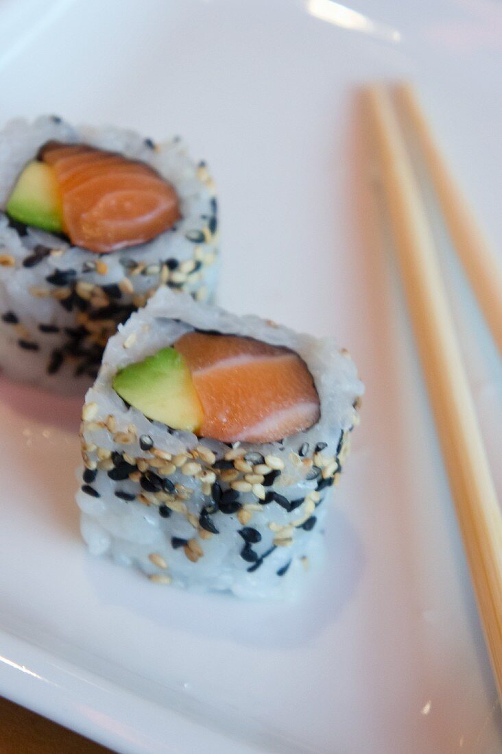 Maki Sushi mit Lachs, Avocado und Sesam