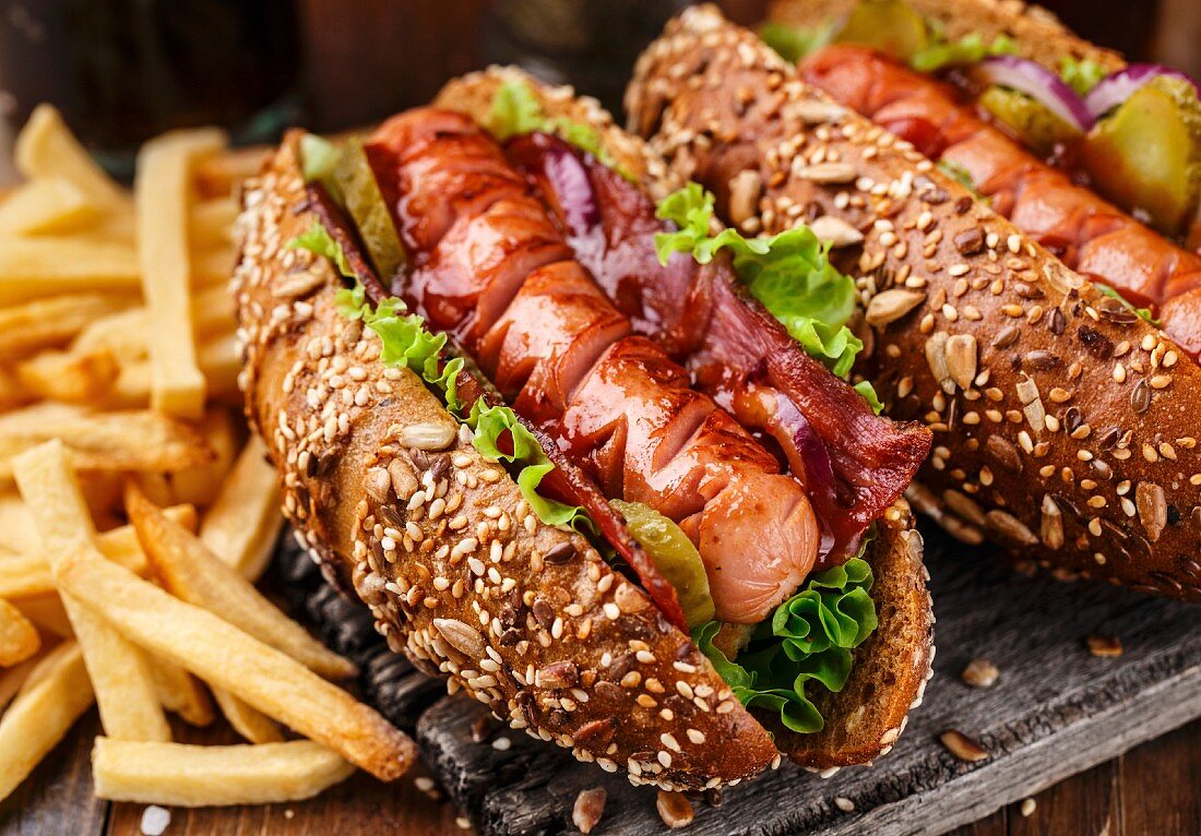 Barbecue-Hotdogs mit Pommes Frites