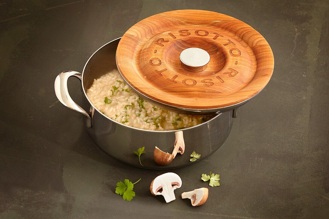 A risotto pan with a cherrywood lid