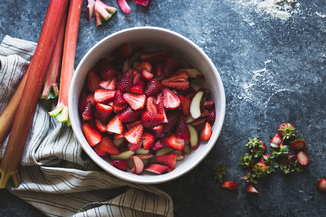 Erdbeeren und Rhabarber, kleingeschnitten in Schüssel