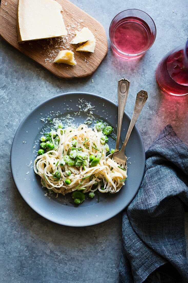 Frühlingspasta: Spaghetti mit Erbsen, Saubohnen und Parmesan