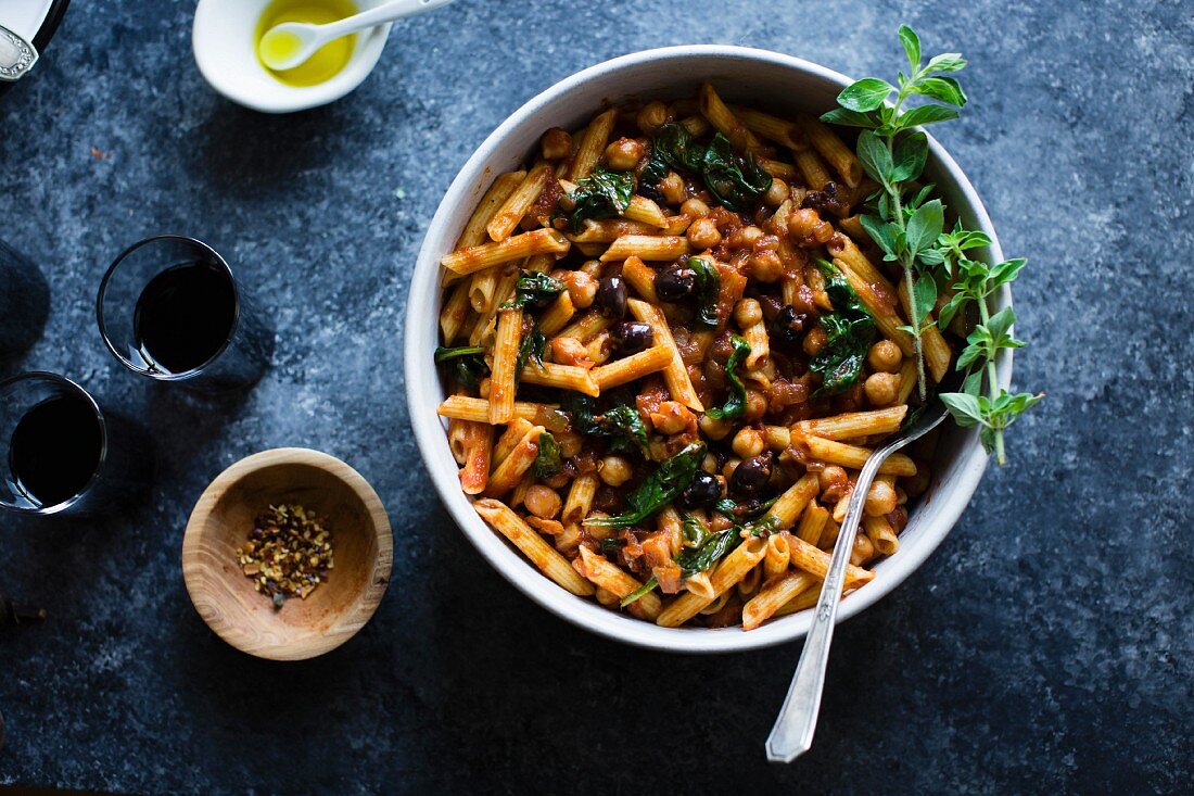 Glutenfreie Penne mit Kichererbsen und Spinat