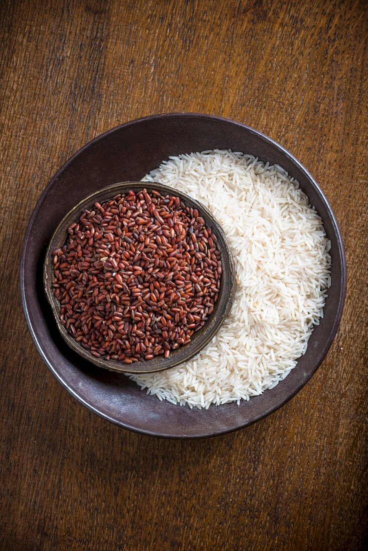 Weisser und roter Reis in zwei Schalen