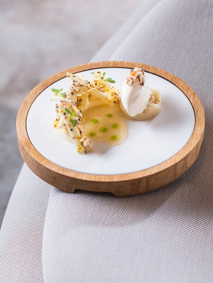 Beeswax with flower pollen, quince and cereal ice cream from the 'Johanns' restaurant in Waldkirchen, Bavaria, Germany
