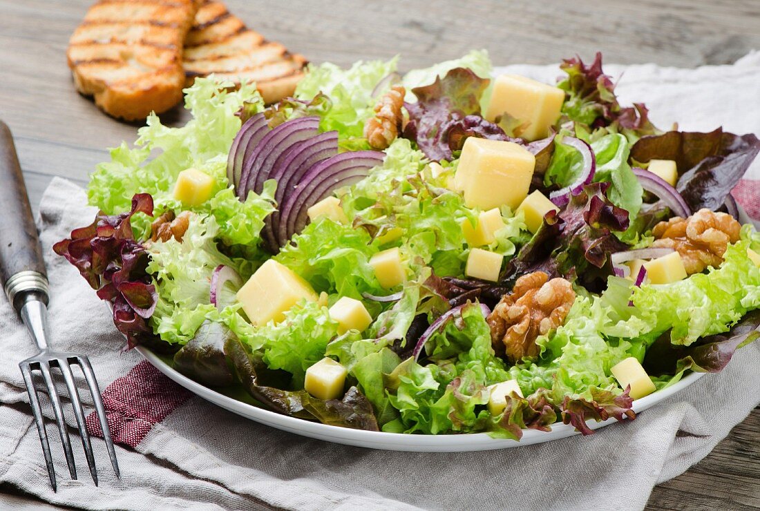 Salad with a walnut and cheese