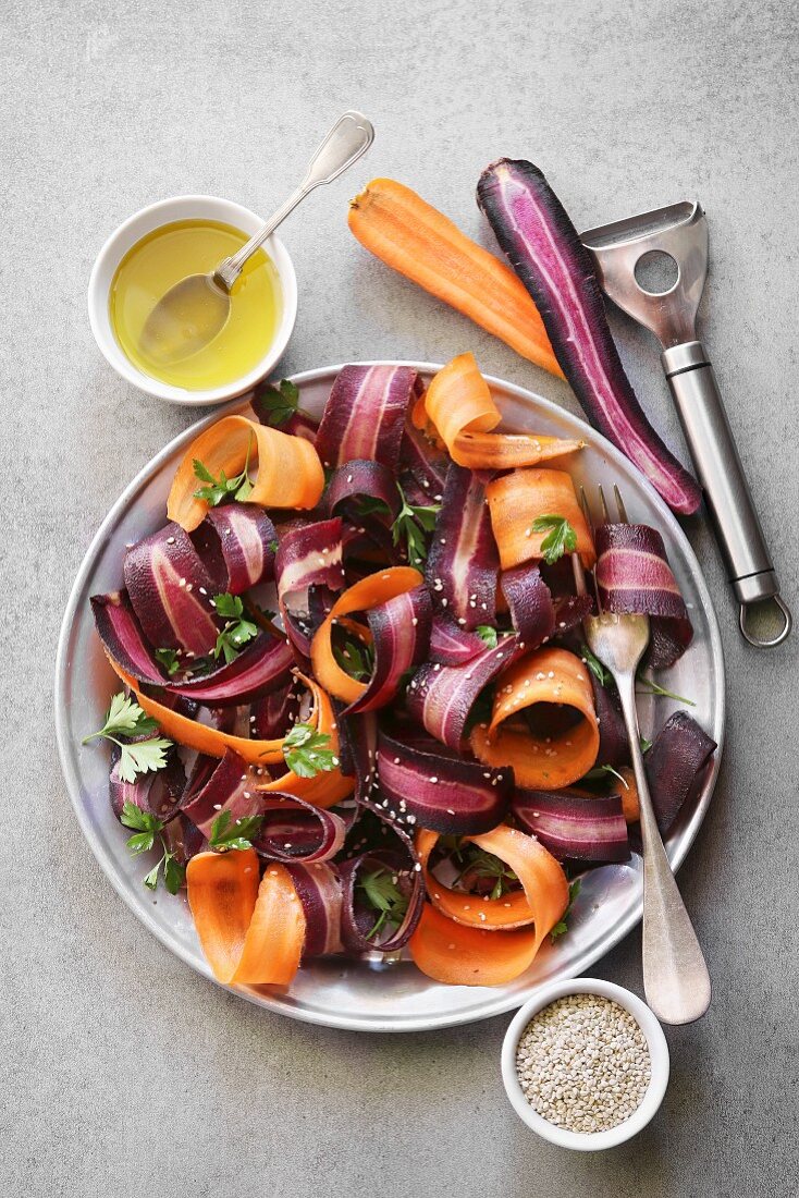 Salat mit lila und orangefarbenen Karotten