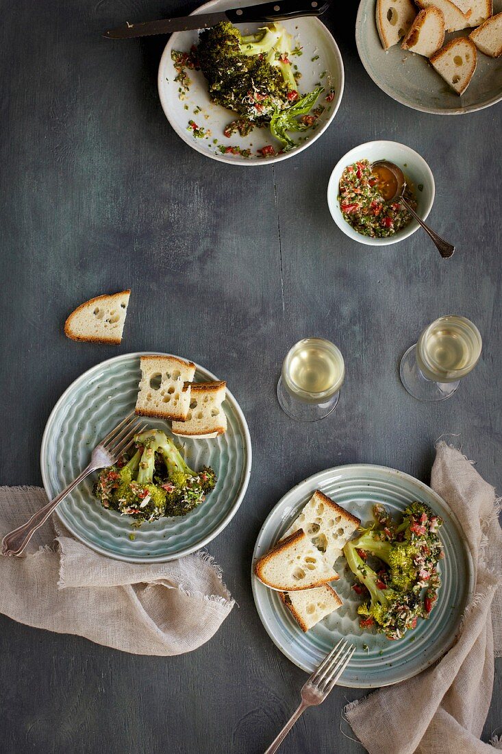 Brokkoli mit Tomaten-Salsa Verde serviert mit Brot und Weißwein