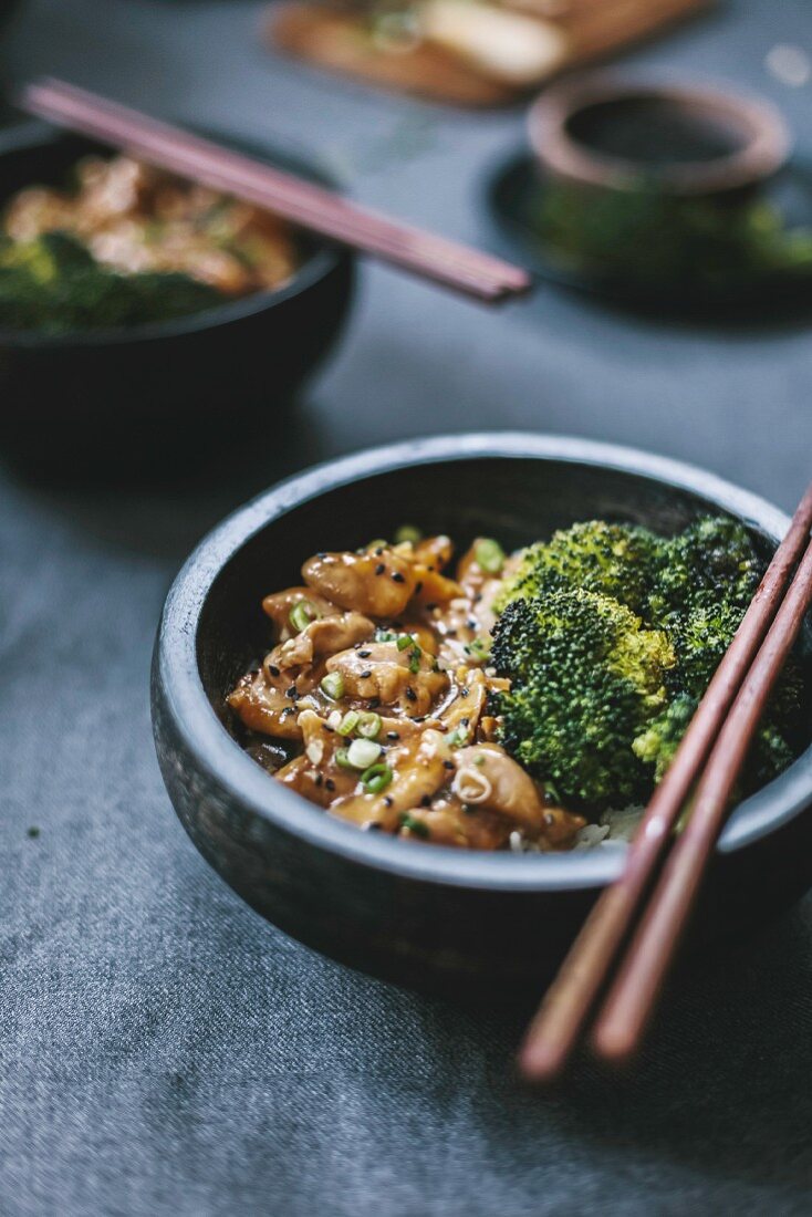 Stir Fry mit Huhn und Brokkoli in Essschälchen (Asien)