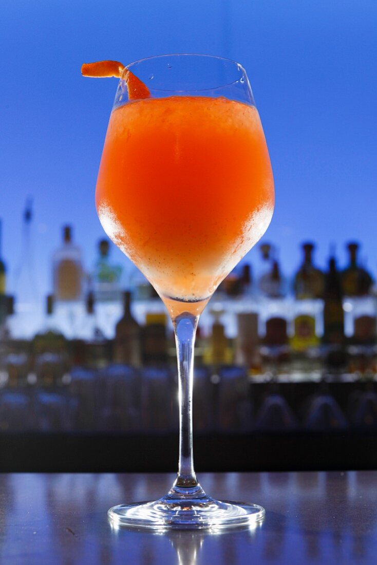 Ein Cocktail im Glas auf Bartheke in Cocktailbar