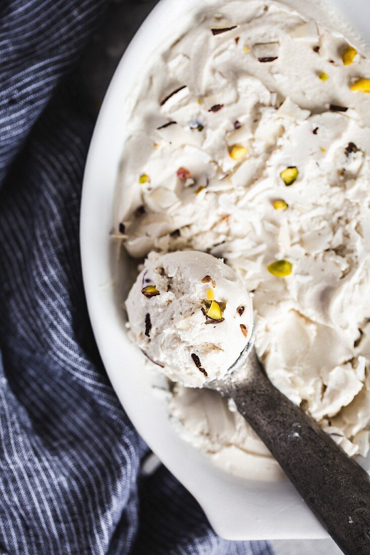 Veganes Kokos-Cashew-Eis mit Pistazien in Schale mit Eiskugelformer