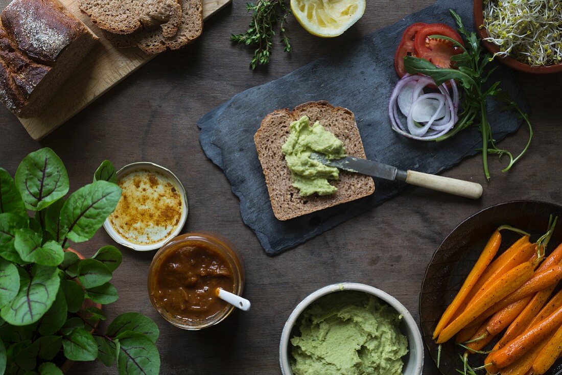 Veganes Sandwich mit Gemüse und Erbsencreme fürs Picknick zubereiten