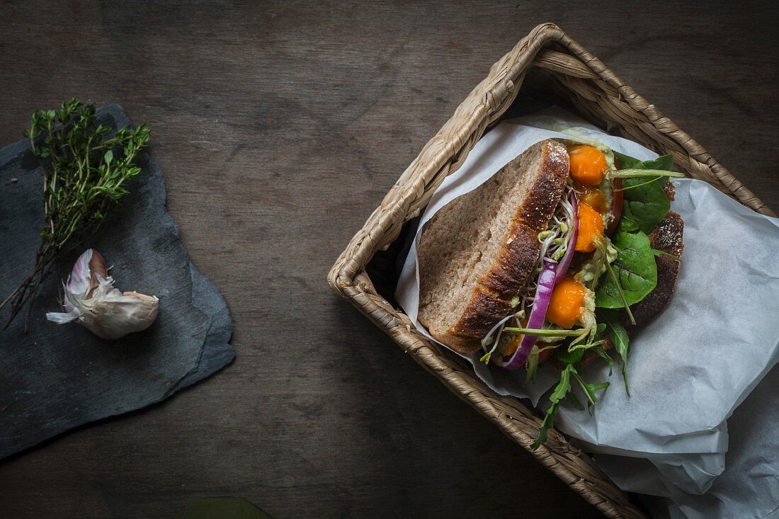Veganes Sandwich mit Gemüse und Erbsencreme fürs Picknick