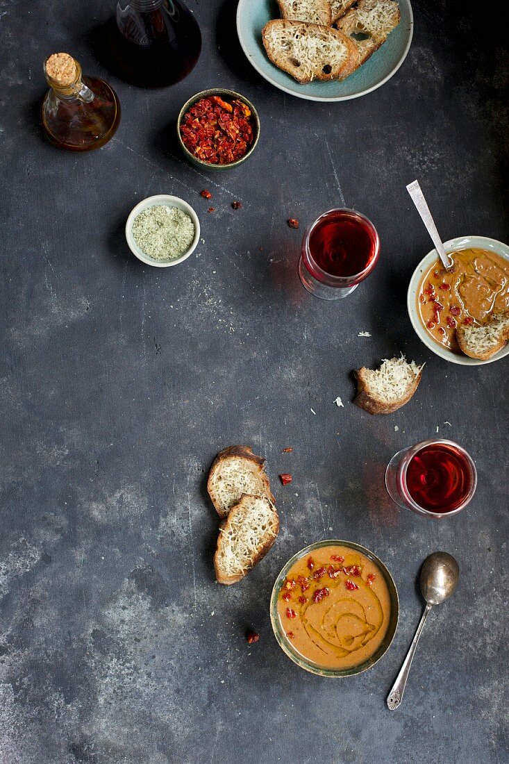 Tomatenpesto-Suppe mit Bohnen und Chiliöl dazu Asiago-Crostini und Rotwein