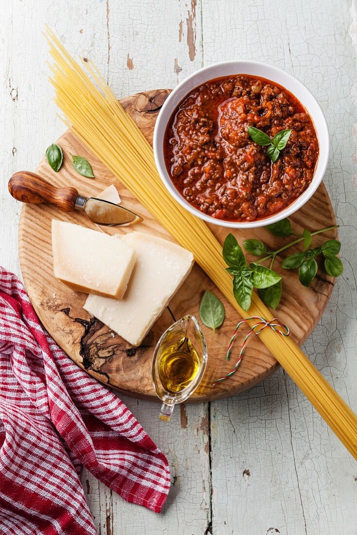Zutaten für Spaghetti Bolognese auf einem Holzuntergrund