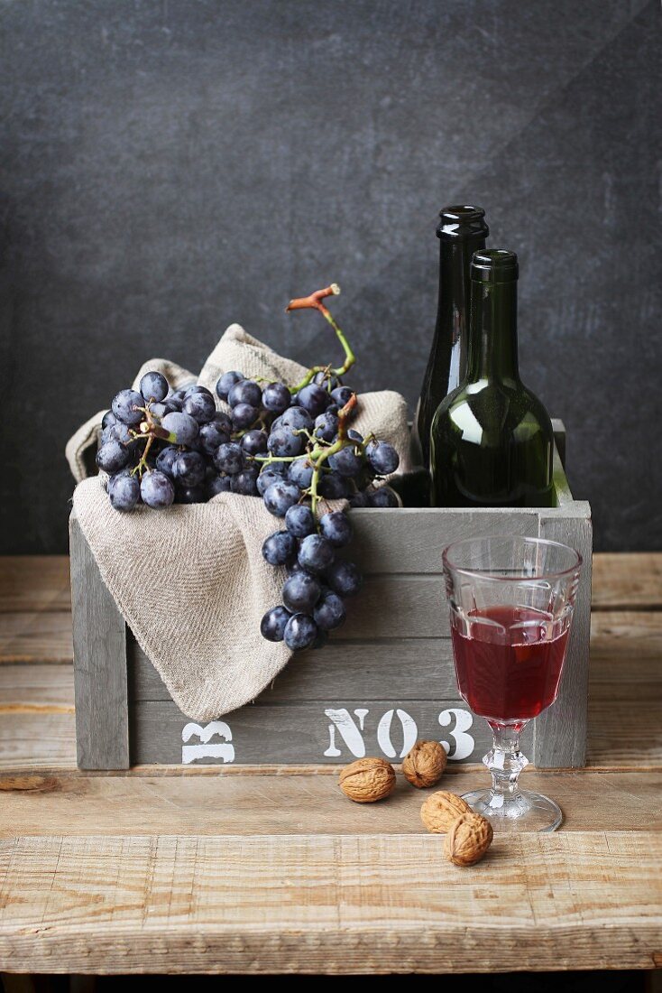Stillleben mit Weintrauben, Walnüsse und Rotwein