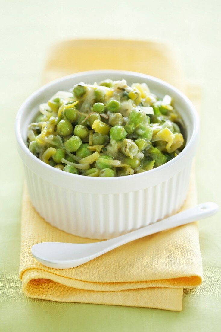 Braised peas with spring onions and lettuce