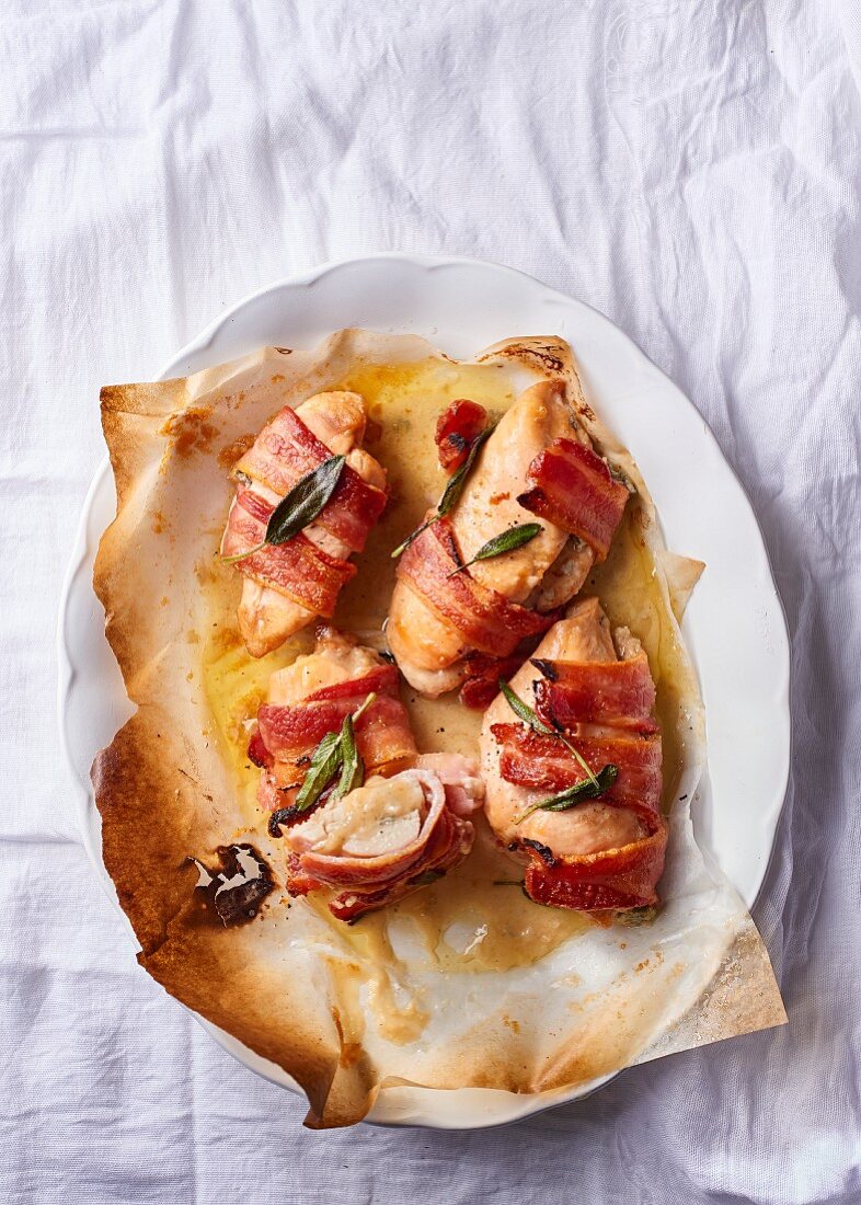 Bacon-wrapped chicken breasts with a gorgonzola filling
