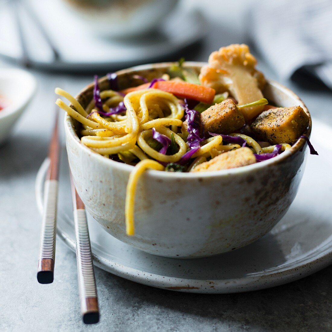 Glutenfreie, vegane Currynudeln mit Tofu und Wintergemüse (Asien)