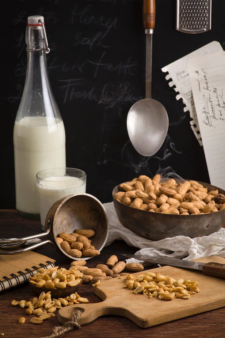 Erdnüsse mit und ohne Schale und Milch auf dem Tisch