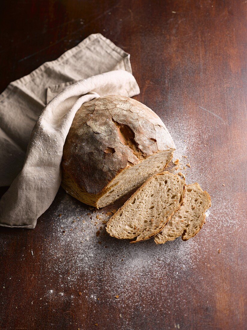 Angeschnittenes Steinofenbrot