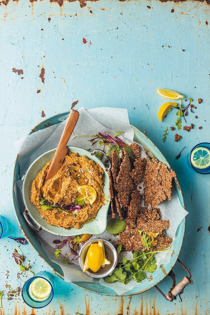 Dattel-Getreide-Cracker mit Kürbis-Hummus