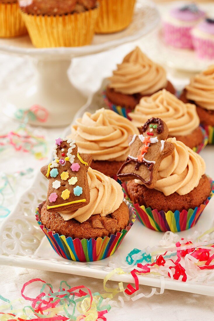 Toffee Cupcakes mit Lebkuchenfiguren und bunten Papiergirlanden